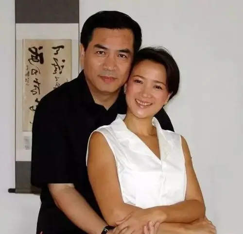 54岁的何晴全家近照再婚嫁了好男人17岁儿子像极了前夫