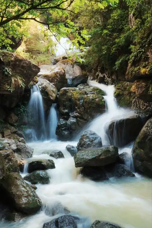 13秒的山间泉水