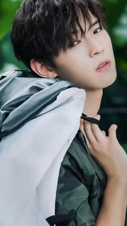 追球侯建英剧照