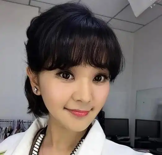 央视主持人方琼,学历最低却嫁给电视台领导,结婚20年只生孩子不做饭的