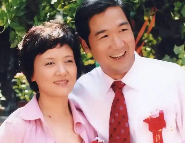 细看张国立和邓婕资产,才知什么叫人生赢家,越低调,越出乎意料_罗秀春