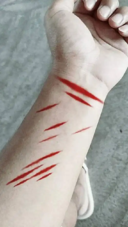 求大神帮我p一张割腕流血比较害怕的样子