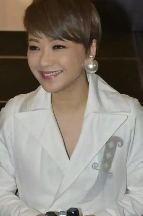 54岁陈慧娴晒近照,减肥18斤后她看起来嫩如少女-度小视