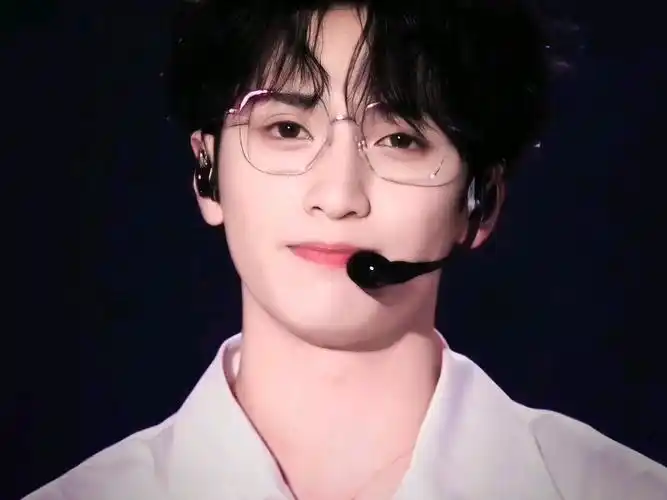 他戴眼镜好绝!本人对戴眼镜好看的男孩子真的毫无抵抗力!