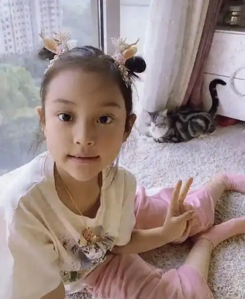 但选择酒局这样的场合,似乎还是有些欠妥,大家觉得现在的甜馨需要参加