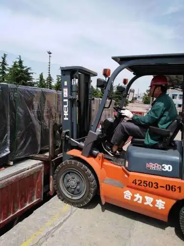 新沂装卸班组叉车装胶合板一批作业演练