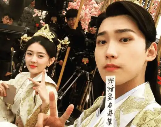 《楚乔传》月七邢昭林恋情被拍!夜会女大学生,女方穿浴袍迎接