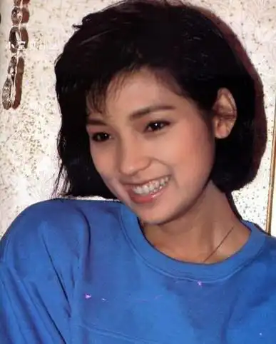 她曾是周星驰的街坊,那时,戚美珍家里开了一个小小的眼镜店.