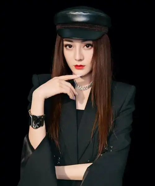 迪丽热巴的眼睛颜色十分美丽,迷人的大眼睛更可以打破一切