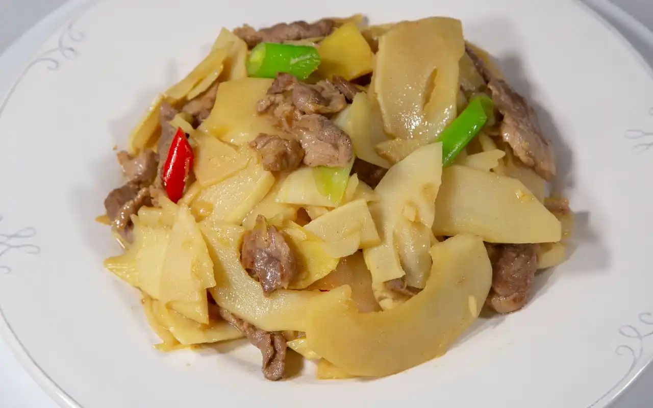 春笋简单有好吃的做法,春笋炒肉片年复一年的味道