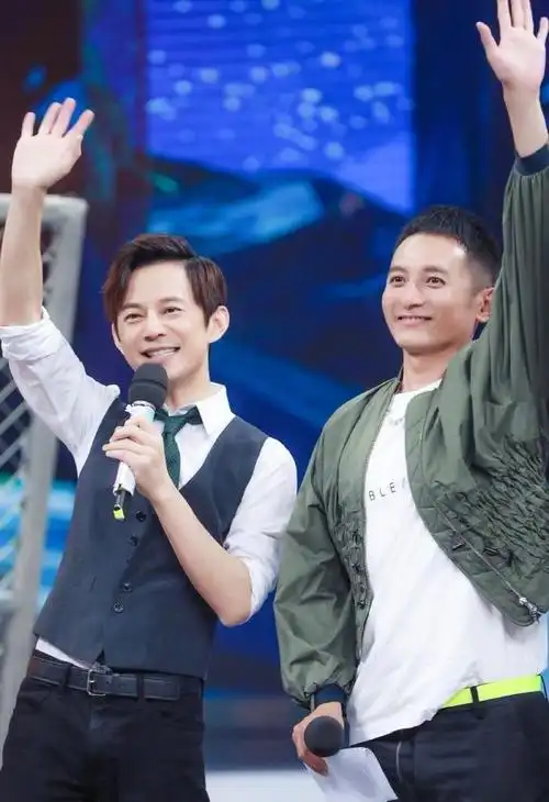 何炅晒与李维嘉合影,3字称呼再展幽默本色,网友:这个细节很暖