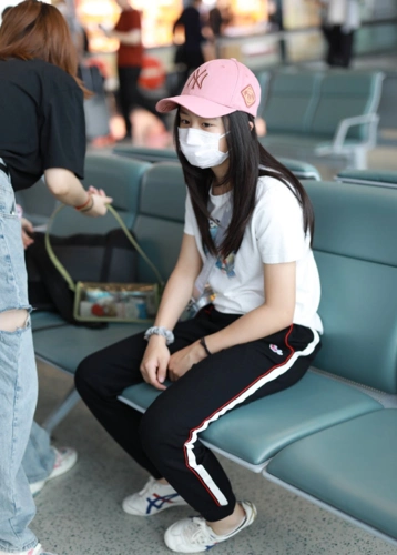 田亮携女儿走机场12岁森碟身高再过一年就要赶上爸爸了