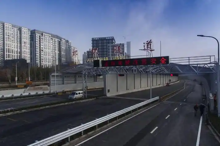 tunnel),是中国上海市境内的过江隧道,是上海市域郊环线和沿江沿海大