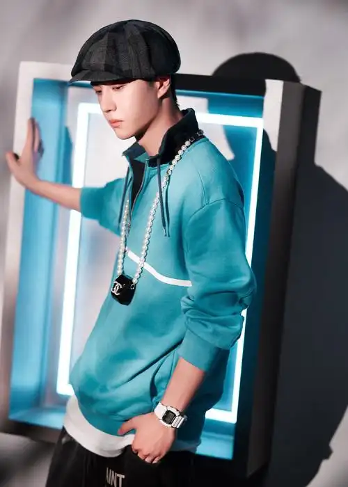 消息俏皮绅士王一博最新大片出炉复古英伦帽funky范儿满满