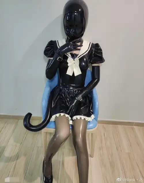 好明显的锁#kigurumi#latex日常生活超话黑色头壳:@maniajuns胶衣