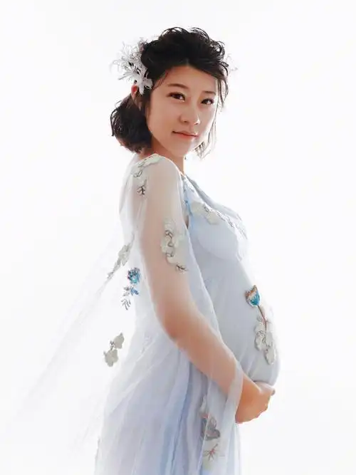 怀孕第九个月孕妇照