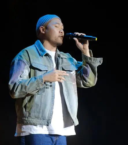 图5 嘉宾王天阳演唱《天黑黑》