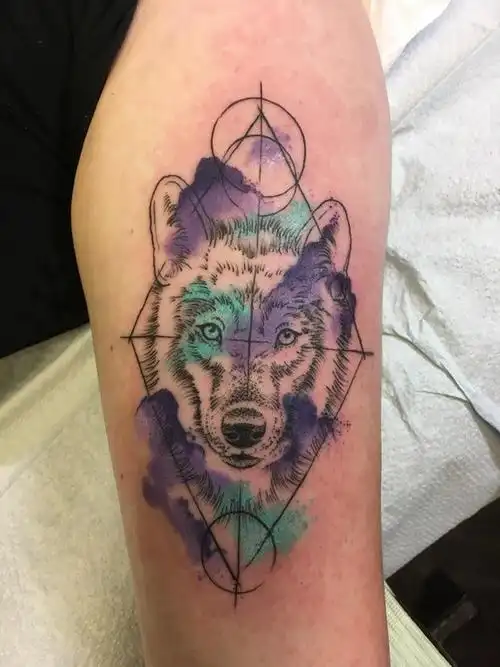 男生手臂上彩绘渐变几何简单线条小动物狼纹身图案