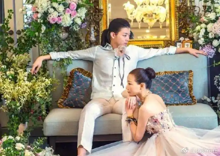 照片中霍尊妈妈仲小萍穿着漂亮的结婚照,对着镜头摆出各种唯美的造型