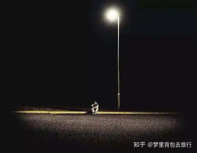 一个人走在凄清的黑夜,向着远山的终点不停的奔跑,人生是孤独的,这是