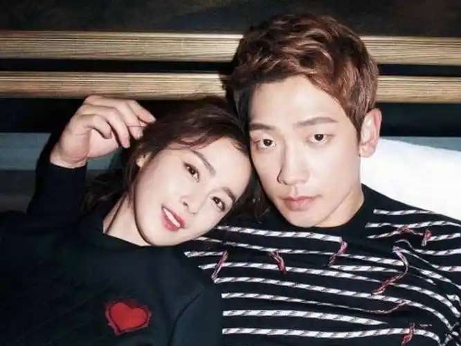 低调的金泰希与rain婚前婚后都很少一起现身,近日居然一起为寝具品牌