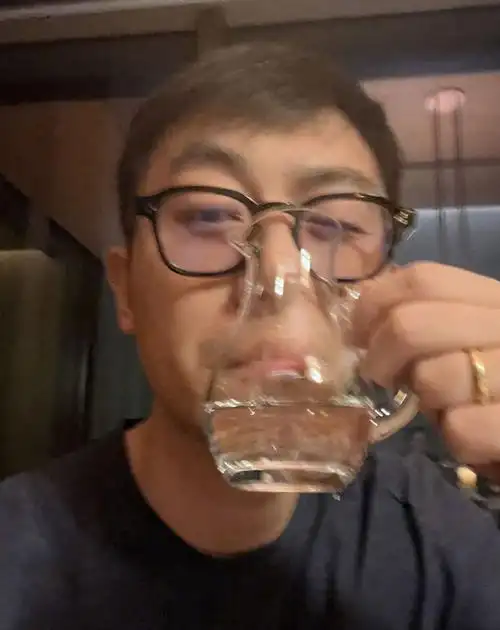 最后朱亚文分享了一张喝茶的自拍,手上无名指上的婚戒十分抢镜,生怕