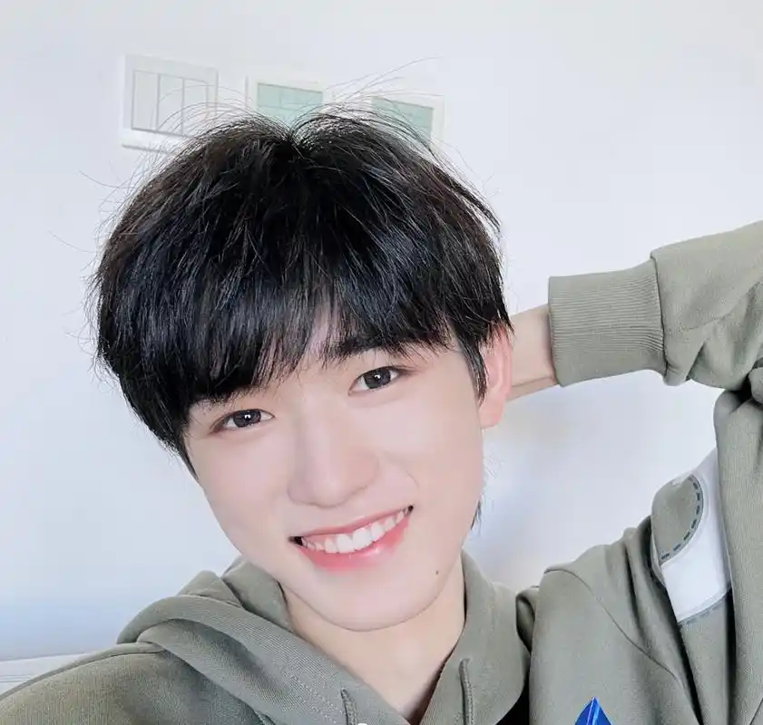 宋亚轩#一眼沦陷# #娱乐大赏# #明星出圈的穿搭