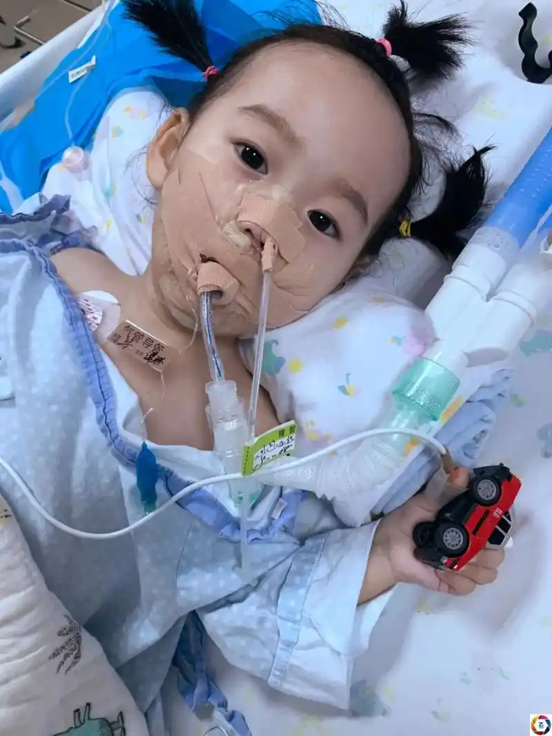 可没几天孩子就突然患肺炎住院了,发烧,喘气,呼吸困难,卢珊珊心里害怕