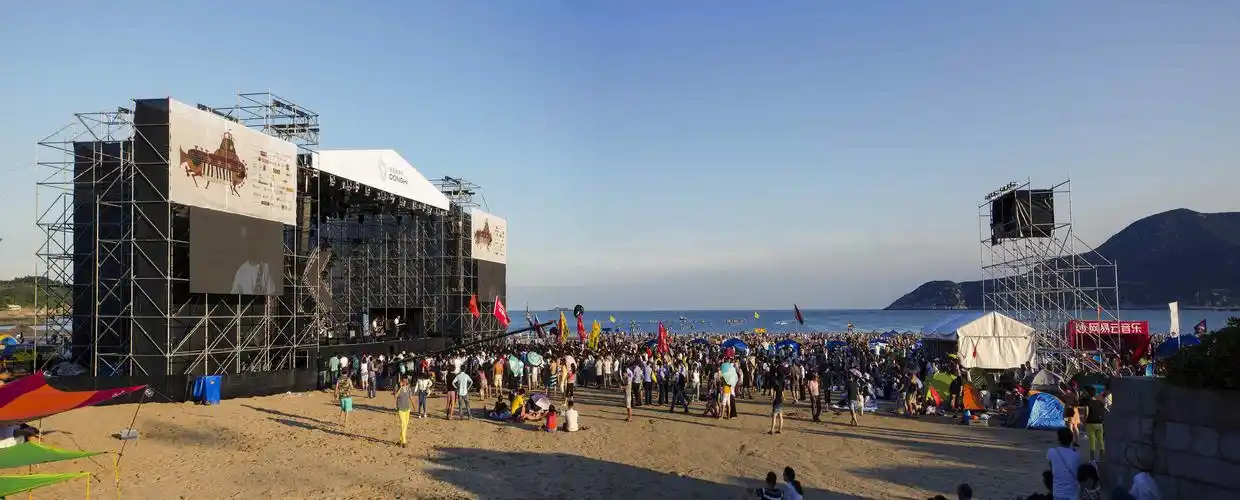 窦唯再度出山现身东海音乐节