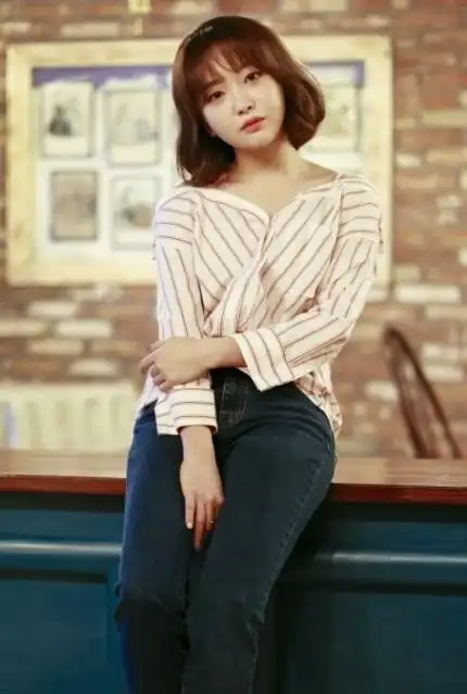 原名裴振英(         ),1993年2月19日出生于韩国,韩国女歌手