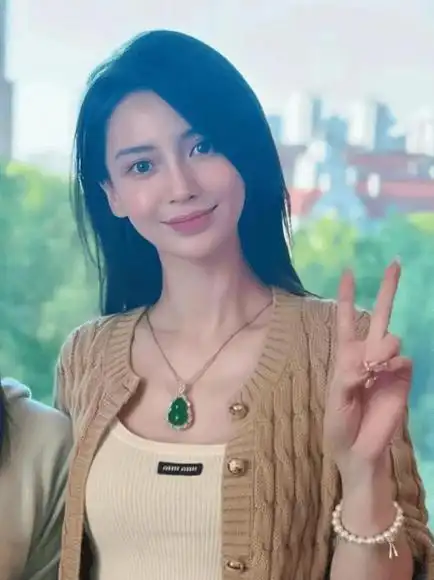 董卿和baby现身儿子学校义卖!baby全妆珠宝吊带,董卿素颜质朴