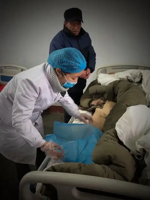 为老年病员进行导尿术