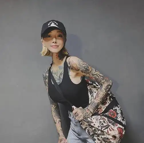 可爱萌妹放纵自我刺青遍布全身萝莉脸美体纹身南韩最美纹身师