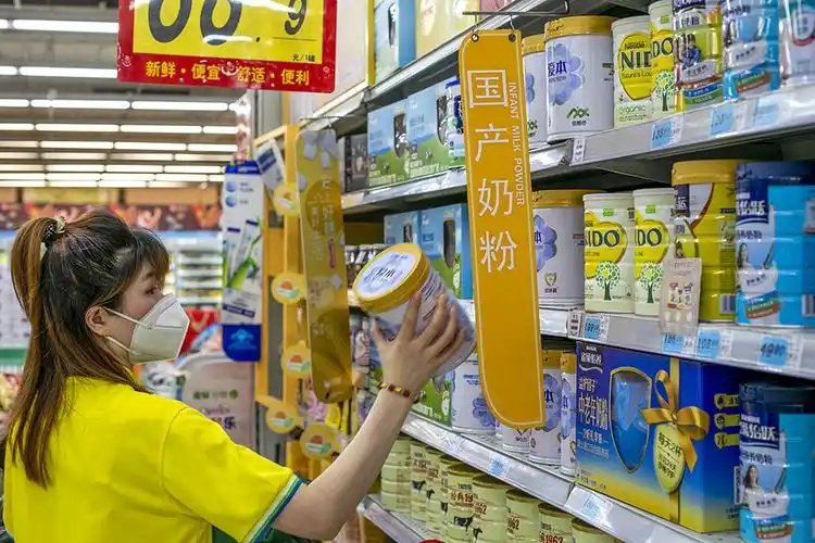 市民在超市内选购国产奶粉 视觉中国 图