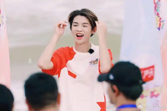 黄明昊元气满满的哥哥饭拍,骑上心爱的小摩托,在沙滩挖沙,玩的好开心