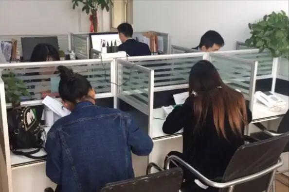 女子工作后忘把电脑锁屏监控拍下同事的丑恶嘴脸真是人心险恶