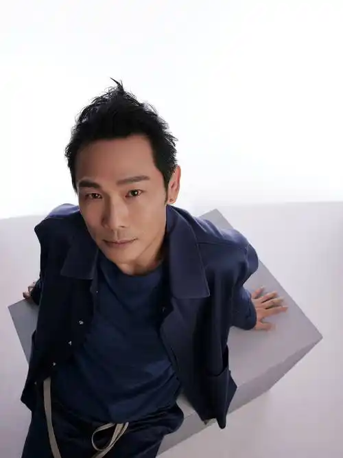 照片中的杜德伟身穿纯色套装,内搭同色t恤,看似简约日常实则具有独特