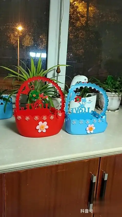 洗衣液瓶做花篮收纳盒,红色和蓝色你更喜欢哪一款?哪个更好看一点呢?