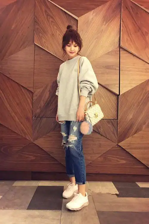 杨丞琳本身就是小个子还敢穿睡裤和拖鞋出街真是自信极了