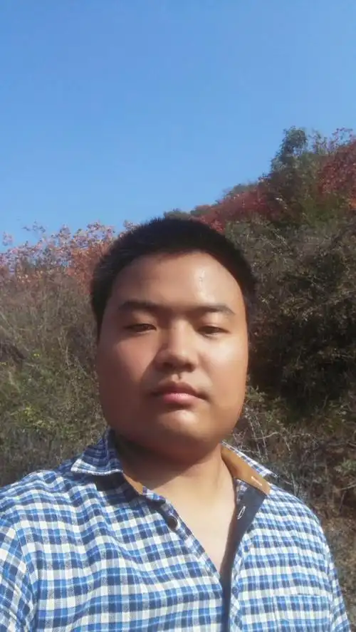 三无男人来个红叶自拍,不知道有工作有车在这当中算几无呢