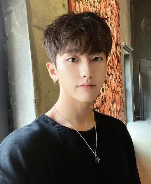 夏季男生帅气短碎发