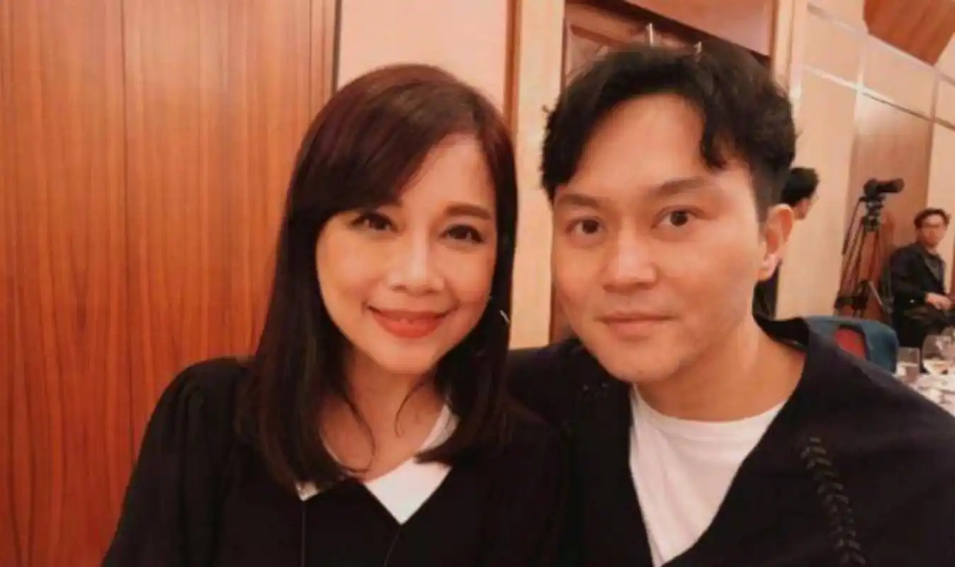 张智霖晒与48岁陈松伶合照,二人23年前合作过,再同框引回忆杀   近日