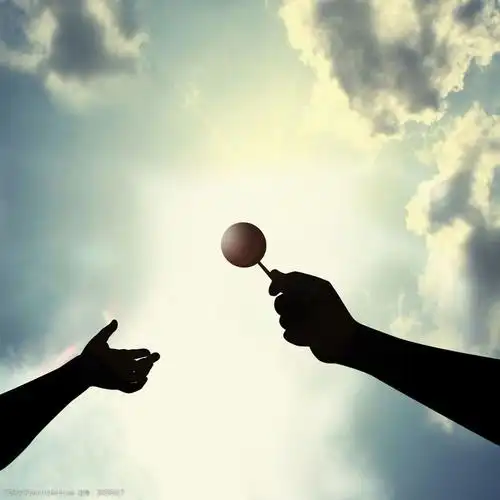 拿着棒棒糖的手势图片