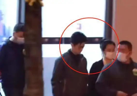 李健与5岁娇妻同框女方低调气质温婉孟小蓓贴心陪伴左右