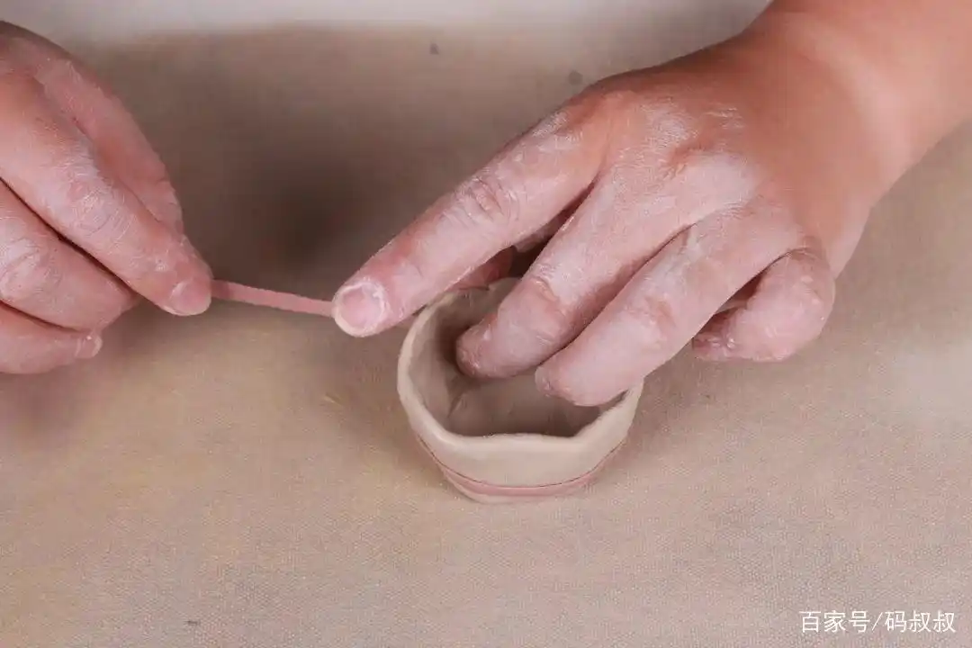 小学生陶艺课中的捏塑成型法