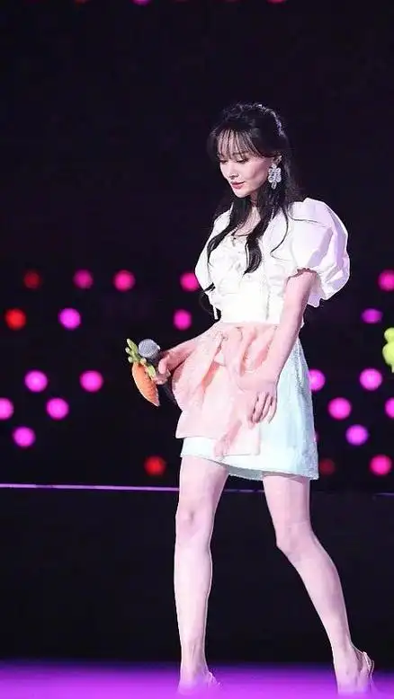 而郑爽在镜头前依然是皮包骨的感觉,脸颊凹陷,双腿瘦到了极致,对比