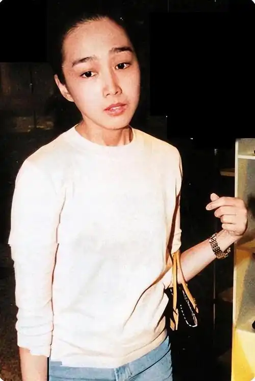 1988年,朱丽倩来到香港学习美容美妆技术.