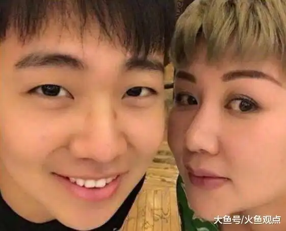 郭麒麟生母照片郭麒麟亲生妈妈胡中惠现状胡中惠与现任老公合影2