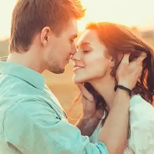 撩发吻你_欧美情侣头像图片_扣扣居