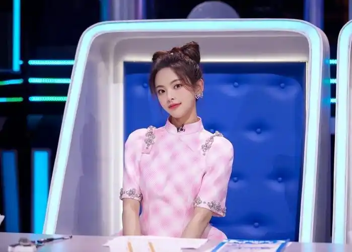 沈月身穿红色旗袍拍写真风情万种丝毫不输妈妈邱淑贞